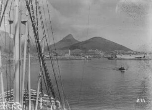 Hafen von Kapstadt : Blick auf den Hafen von Kapstadt mit Tafelberg im Hintergrund