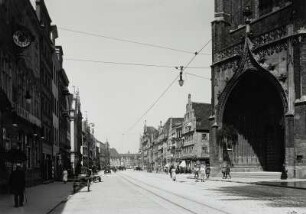 Landshut, Altstadt : Landshut. Altstadt. Blick nach Nordosten mit Westportal der Stadtpfarrkirche St. Martin