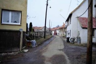 enge Dorfstraße, beidseitig Häuser