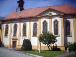 Stadtbild - Juliusspital-Spitalkapelle über Traufseite in Übersicht