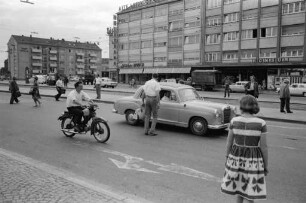 Dichter Fußgänger- und Autoverkehr am Entenfang.