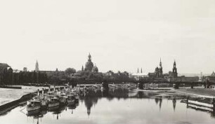 Dresden, Blick von der Albertbrücke elbabwärts auf die Altstadt über die Anlegestelle für Dampfer