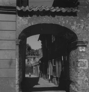 Stralsund. Blick durch einen Tordurchgang auf eine Gasse