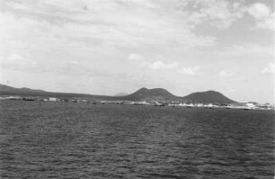 Panorama : Küstenlinie von Assab, mit im Hafen ankernden Booten