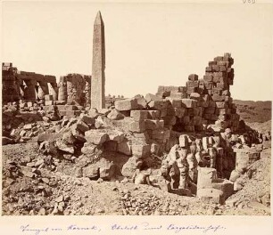 Obelisk und Karyatidenhof des Tempels von Karnak