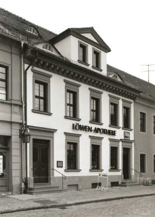 Belgern, Markt 9. Wohnhaus mit Löwen-Apotheke (um 1850). Straßenansicht