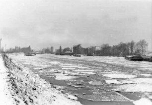 Eis in der Schleuse Herne-West/Rhein-Herne-Kanal