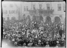 Fasnacht Sigmaringen 1930; Bräuteln vor dem Rathaus, auf dem Balkon, 3. von rechts: Bankdirektor Oskar Strobel/Landesbank; Musikanten 1. von rechts: Schuhmacher Schnitzer