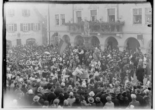 Fasnacht Sigmaringen 1930; Bräuteln vor dem Rathaus, auf dem Balkon, 3. von rechts: Bankdirektor Oskar Strobel/Landesbank; Musikanten 1. von rechts: Schuhmacher Schnitzer