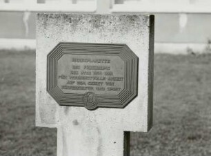 Stele mit Ehrenplakette des DTSB der DDR für verdienstvolle Arbeit auf dem Gebiet von Körperkultur und Sport