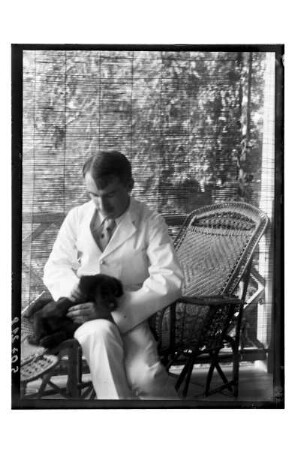 Kurt Beyer mit Hund : Phetchaburi. Dr. Kurt Beyer mit dem Hund Mohrchen auf der Veranda seines Hauses, 1909