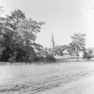 Landschaft um Christianstadt, ein Stadtteil der Stadt Naumburg am Bober. Blick auf die Stadtkirche. : Krajina wokoło Krzystkowice při Bobru, měšćanski dźěl města Nowogród Bobrzański. Pohlad na měšćansku cyrkej.