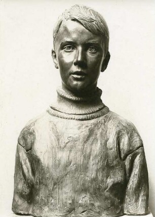 Porträt eines Knaben im Rollkragenpullover : Porträt eines Knaben im Rollkragenpullover. Bronzeguss (um 1920; C. Brose)