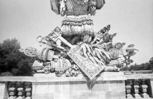 Schönbrunn: Sockel einer Figur auf der Gloriette