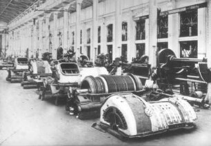 Turbinen (im Bau) in einer Werkhalle : Elbing. Lokomotiv-, Maschinen- und Turbinenfabrik F. Schichau . Turbinen (im Bau) in einer Werkhalle