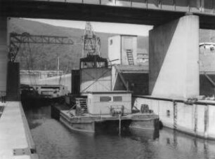 Schleuse Hirschhorn, Tormontage mit Schwimmkran