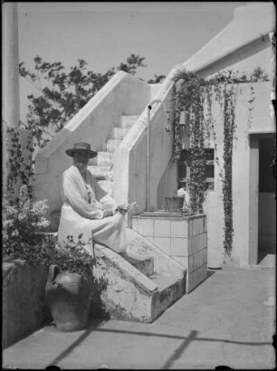 Anacapri-Caprile, Vico Caprile 124/128. Villa Mithras. Hof. Ansicht mit auf der Treppe sitzender Dame