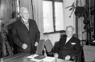 Freiburg: Regierungspräsidium; Bundesverdienstkreuz für Georg Menges; Regierungspräsident Dichtel überreicht es