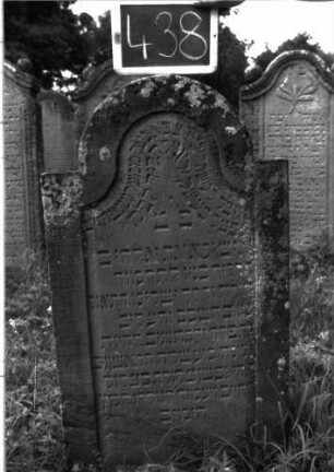 Grabstein 438 (Index: 100102746) Material: Sandstein Zustand: an den Rändern leicht verwittert Maße HxBxT: 120x62x9 cm Beschreibung: Stele, eingezogener Rundbogenabschluss, Schriftfeld eingetieft mit stark überhöhtem Konvexbogenabschluss: Grabstein 438