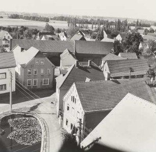 Blick vom Turm der Dorfkirche Zitzschen zum Gasthof, Dorfplatz 6, und den Gehöften, Kurze Straße 1 und 3