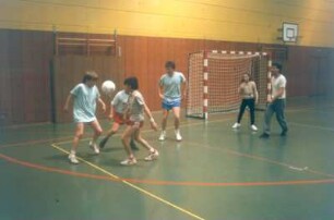 Kassel. Jugendliche verschiedener Nationen beim Fußballspiel in einer Halle