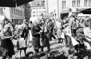 Freiburg: Münsterplatz, einer fotografiert Münsterspitze