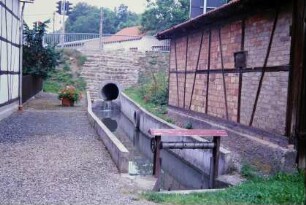 Wassergraben mit Wehr
