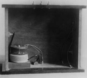 Entwicklungsstufen eines Rundfunkempfängers: 5. Kasten mit Schwingungsspulen, Radiofrequenz : 70001230Technikgeschichte | Elektrotechnik | Radiotelegraphie und -telephonie | Aus der Fabrikation der Rundfunkempfänger (Radiofrequenz) | Entwicklungsstufen eines Rundfunkempfängers