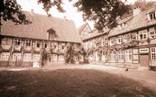 Wienhausen: Klosterhof, bewachsene Fachwerkhäuser