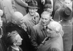 Maikundgebung in Berlin mit Oberst Tulpanov, Karl Litek und Wilhelm Pieck
