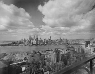 New York, Blick über den East River mit Brooklyn Bridge auf Manhattan