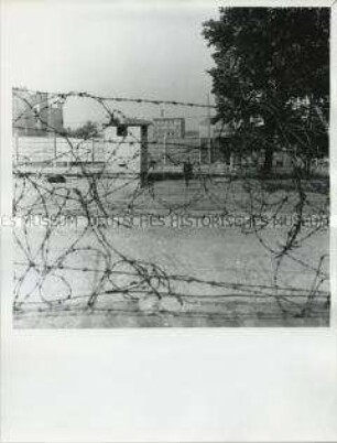 Blick nach Ost-Berlin auf Sektorengrenze und Mauer an der Kreuzberger Heinrich-Heine-Straße