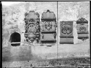 Adelsheim Jakobskirche - Südwand und Nische außen 4 Grabsteine