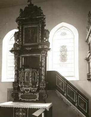 Kanzelaltar : Kleinbautzen, Kirche, Kanzelaltar, Darstellungen: Evangelisten, Salvator mundi, Kreuzigung, Grablegung und Auferstehung