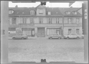 Potsdam. Jägerstraße 38. Wohnhaus mit Läden. Straßenfront