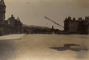 Edinburgh, Schottland. Militärparade schottischer Gardisten vor dem Holyrood Palace
