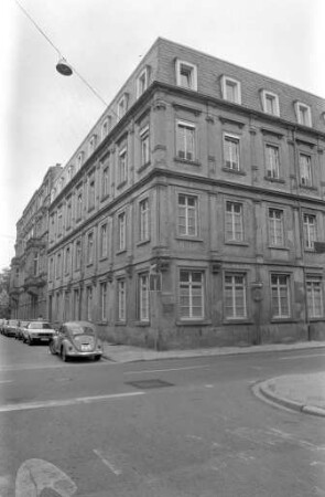 Erhalt des spätklassizistischen Gebäudes Ecke Kreuzstraße und Zirkel ("Karlsruher Haus") im Zusammenhang mit der Überbauung des Karrees Schlossplatz/Zirkel und Kreuzstraße/Adlerstraße