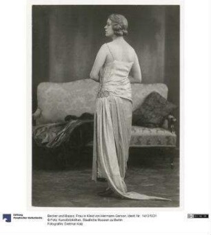 Frau in Kleid von Hermann Gerson