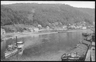 Bodenbach. Obergrund. Blick über die Elbe mit Raddampfer und Schleppkähnen