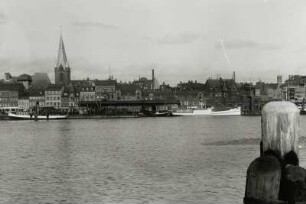 Kiel, Stadtansicht : Kiel. Handelshafen (Die Hörn). Blick zum Stadtzentrum mit Turm der Nikolaikirche