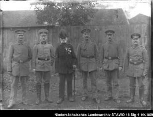 Arbeiter Wilhelm Lampe aus Wolfenbüttel, Johannisstr.1, als Sergeant des alten Braunschweigischen Infanterieregiments Enthält: Gruppenaufnahme von Lampe in Uniform mit fünf Soldaten