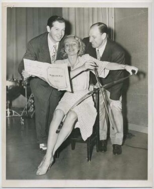 Milton Berle und Marlene Dietrich, Rundfunkaufnahme für "Let Yourself Go" (Los Angeles, Juni 1944)