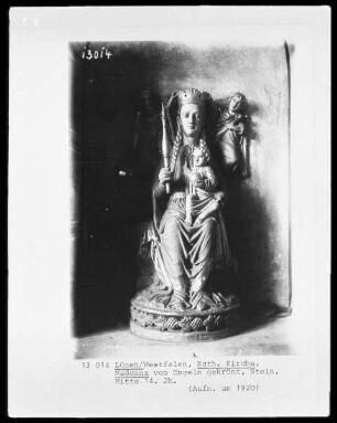 Thronende Madonna von Engeln gekrönt