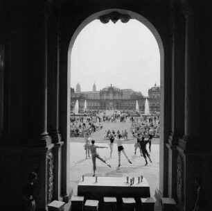 Zwinger Ballettprobe : Ballettprobe vor dem Wallpavillon im Dresdner Zwinger