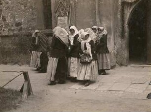 Wittichenau. Kirchgängerinnen in Tracht der nördlichen Oberlausitz (Gegend zwischen Kamenz, Bautzen und Wittichenau)