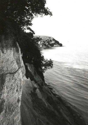 Jasmund. Ostseeküste, Kreidekliff südlich Kollicker Ort. Blick vom Hochufer nach Norden