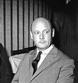 Loose, Siegfried: geboren 23.06.1915, gestorben 12.05.1996: seit 1962 CDU-Stadtverordneter, ab 1966 stellvertretender Bürgervorsteher in Ahrensburg; von 1967 bis 1979 Landtagsabgeordneter: Einwohner von Ahrensburg: 1975 Bundesverdienstkreuz am Bande