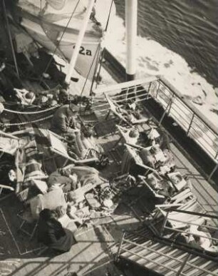 Seedienst Ostpreußen. Auf dem Passagierschiff "Hansestadt Danzig". Passagiere bei einer Siesta auf dem Schiffsdeck
