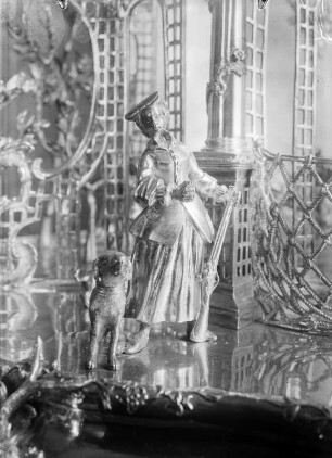 Jagdaufsatz. Schloss Moritzburg : Jagdaufsatz. Silber, vergoldet (1701/1715). Detail Jägerin mit Hund. Moritzburg, Schloss