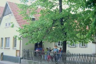 altes Schulgebäude, jetzt Hort mit Kindern